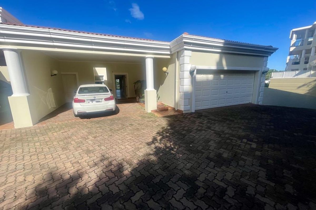 Stunning 3-Bedroom Townhouse with Panoramic Sea Views & Drive Up Access - Photo 2