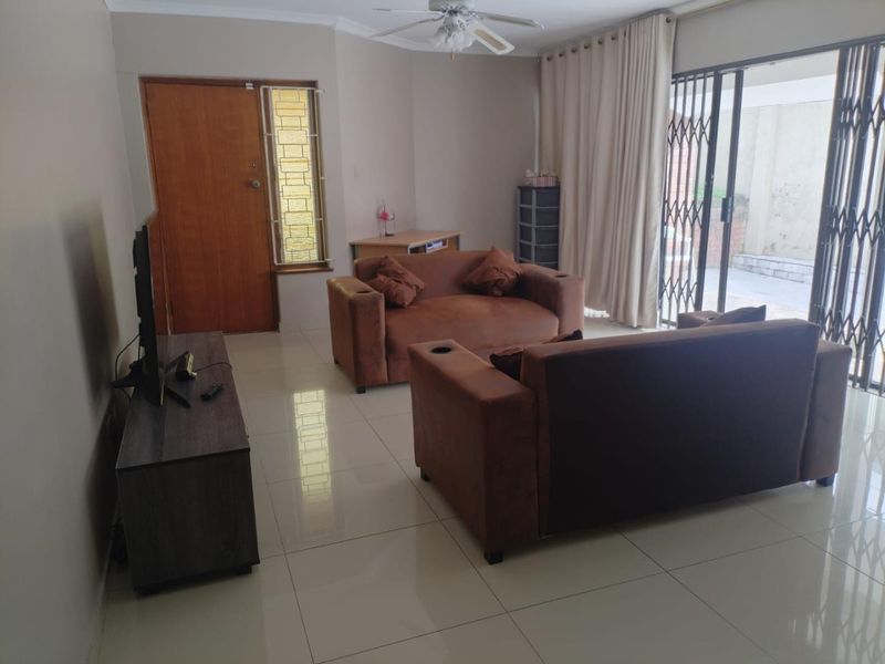 Charming 3 Bed Home with Flatlet and Garden in Woodhurst - Photo 5