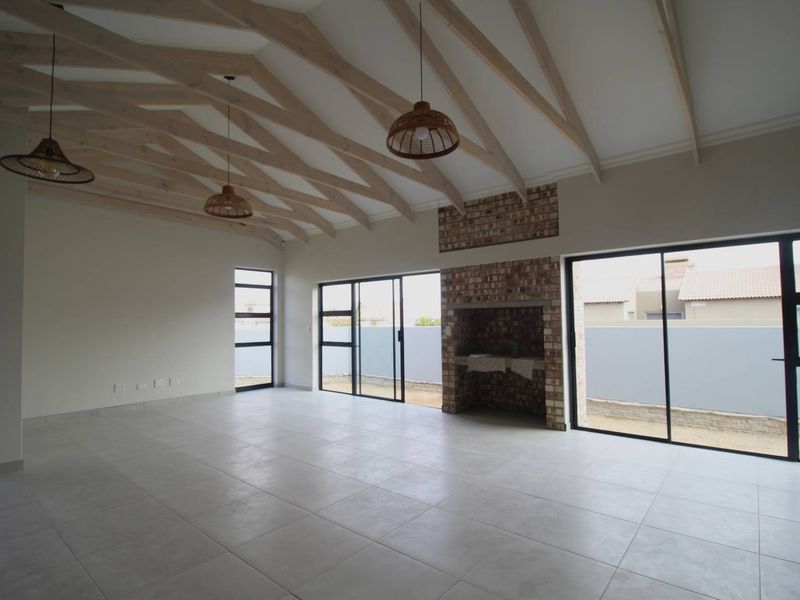 Open Plan 3 Bedroom House - Photo 2