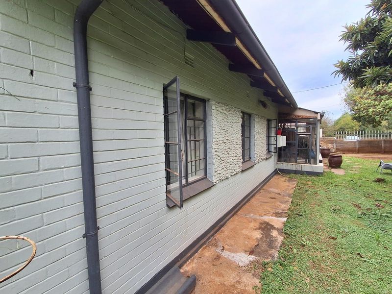 Neat & Secure Family Home in Quiet Three Rivers Neighbourhood - Photo 4