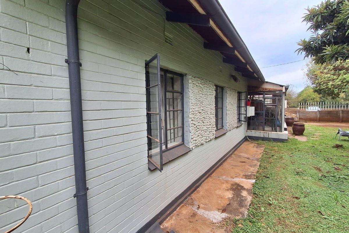 Neat & Secure Family Home in Quiet Three Rivers Neighbourhood - Photo 4