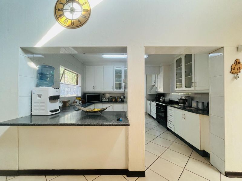 Freestanding four-bedroom home in the heart of Meyersdal | No levies | Indoor braai, bar & pool - Photo 4