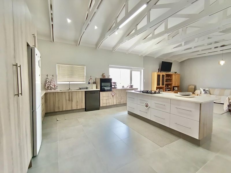 NEAT AND SPACIOUS FAMILY HOME - Photo 2