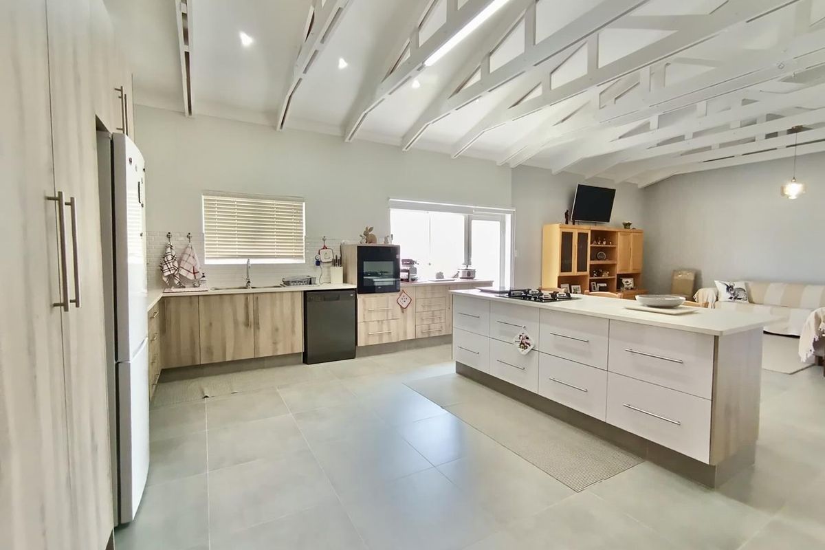 NEAT AND SPACIOUS FAMILY HOME - Photo 2