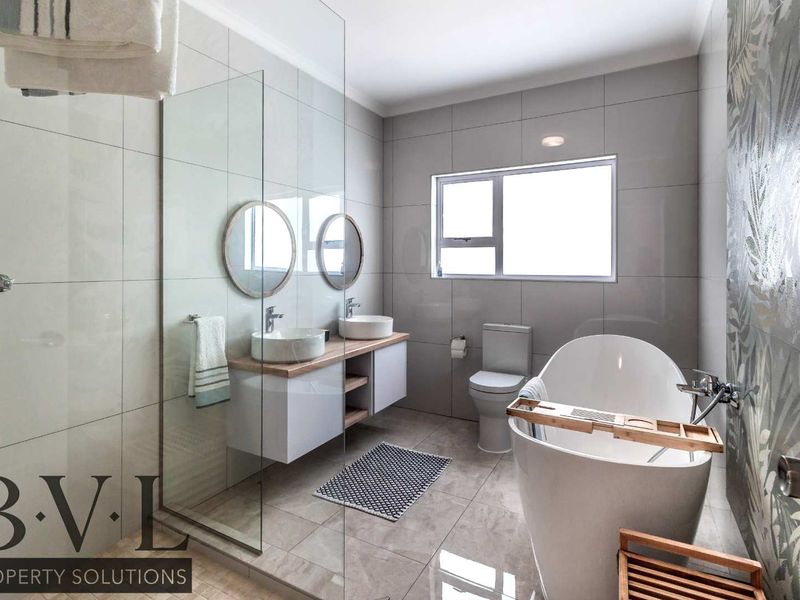 Perfect Three Bedroom Family Home in a Peaceful Coastal Neighbourhood - Photo 8