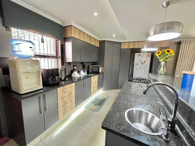 Entertainment Ready: Open-Plan Living & Stunning Outdoor Spaces - Photo 8