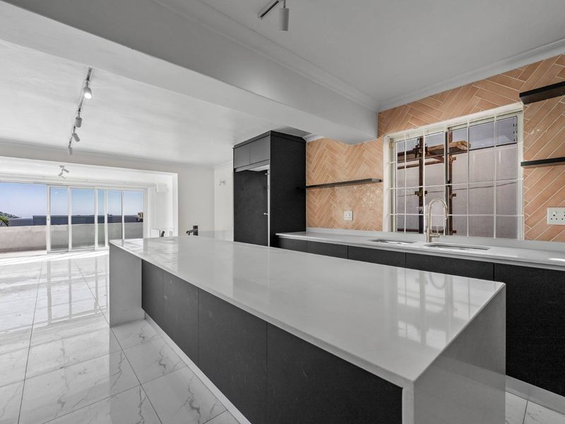 Magnificent Newly Renovated Family Home in Upper Vredehoek. - Photo 3