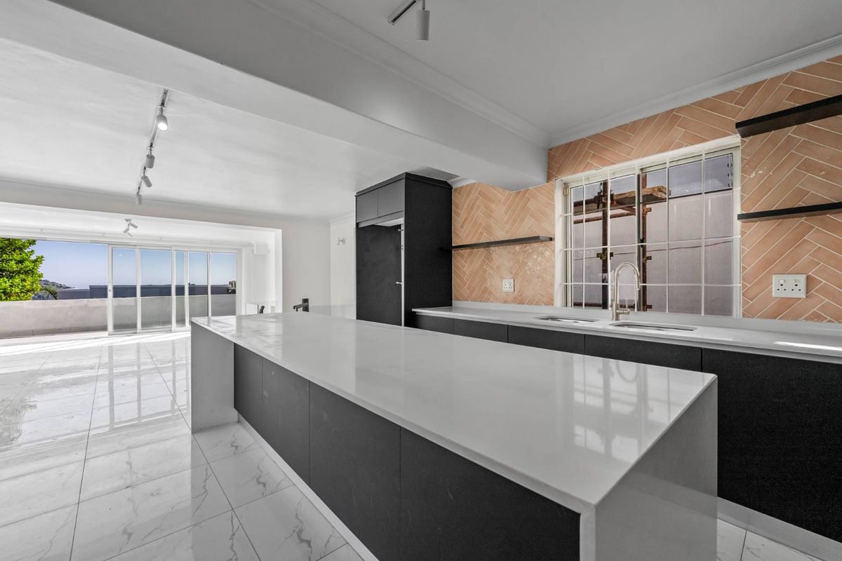 Magnificent Newly Renovated Family Home in Upper Vredehoek. - Photo 3