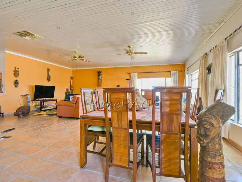 Omaruru:  Very neat 5 Bedr Home is for Sale - Photo 4