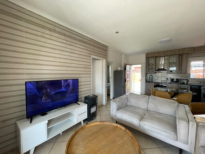 ✨ Modern 3-Bedroom Simplex for Sale – Secure Estate Living! - Photo 2