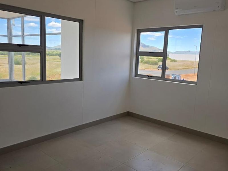 Prime Showroom/Warehouse Space Available Near the Airport - Photo 5