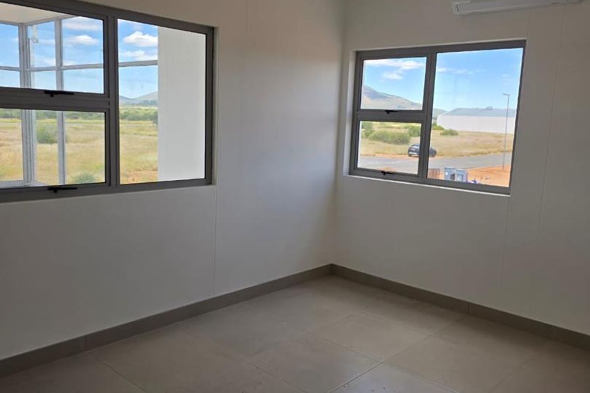 Prime Showroom/Warehouse Space Available Near the Airport - Photo 5