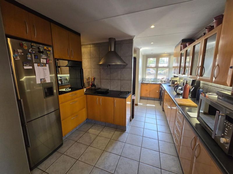 3 Bedroom freestanding secure Townhouse in Van Riebeeck Park - Photo 8