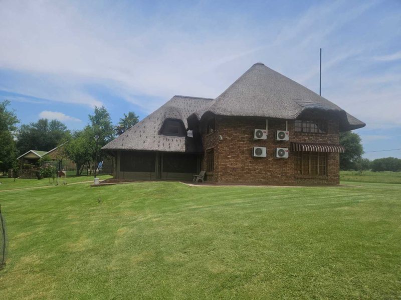 Double storey four bedroom thatch house on the banks of the Vaalriver - Photo 6
