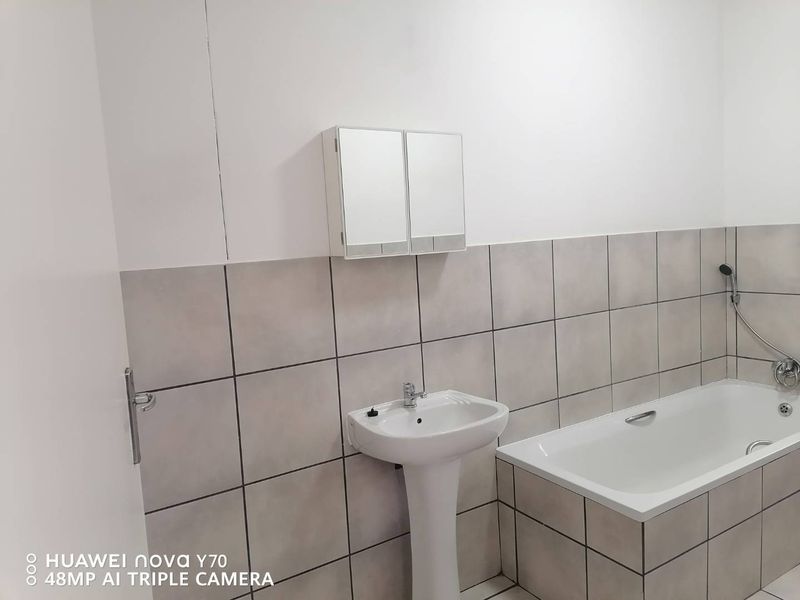 Stylish Two-Bedroom Flat in Sought-After Location - Photo 9