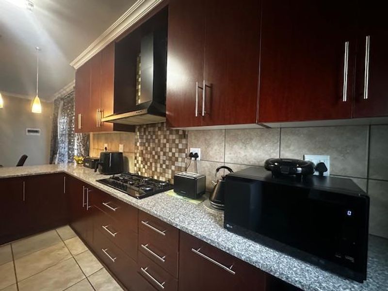 Stylish 3-Bedroom Townhouse - Photo 3