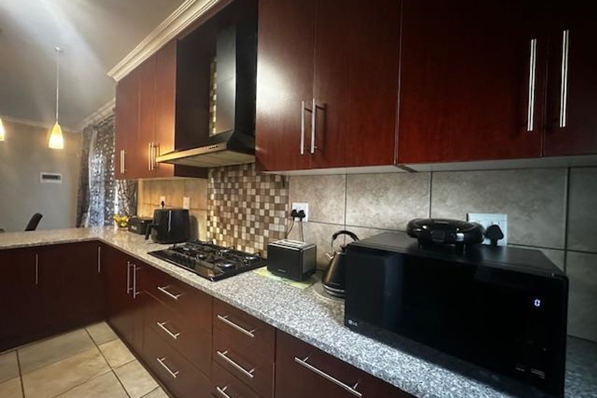 Stylish 3-Bedroom Townhouse - Photo 3