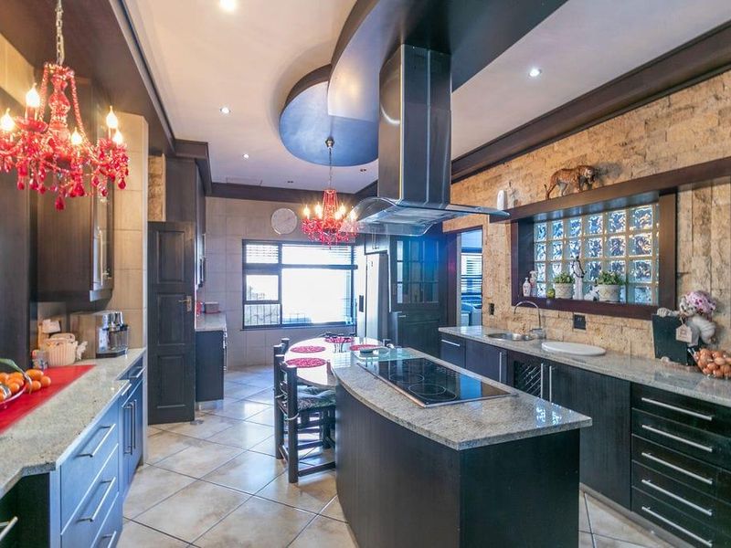 Exceptional Double Storey Home with Premium Entertainment Living in Glen Marais - Photo 10