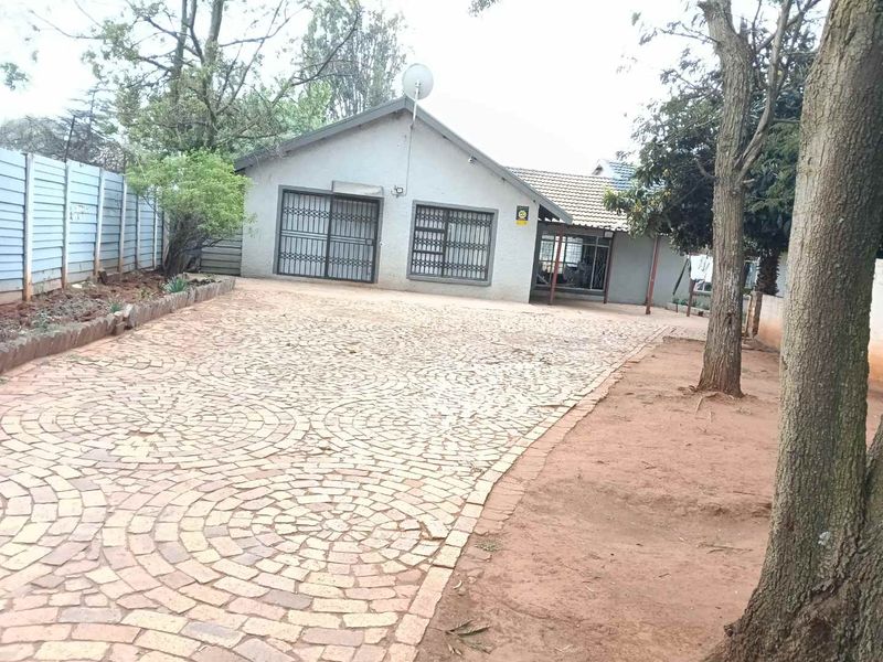 HUGE 7,498 ha PLOT FOR SALE IN LILYVALE, BENONI - WITH 2 HOUSES - Photo 7