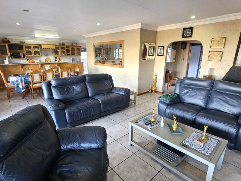 5 Bedroom Entertainers Dream Home in Schoemansville - Photo 4
