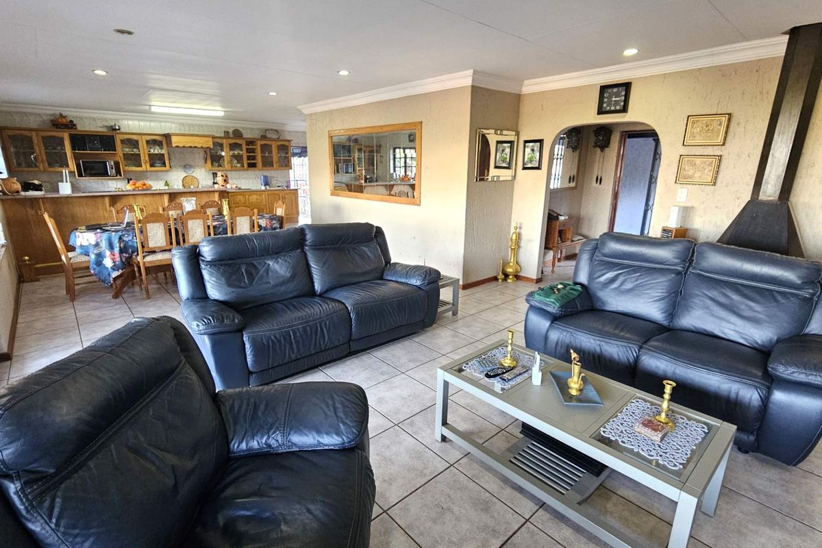 5 Bedroom Entertainers Dream Home in Schoemansville - Photo 4
