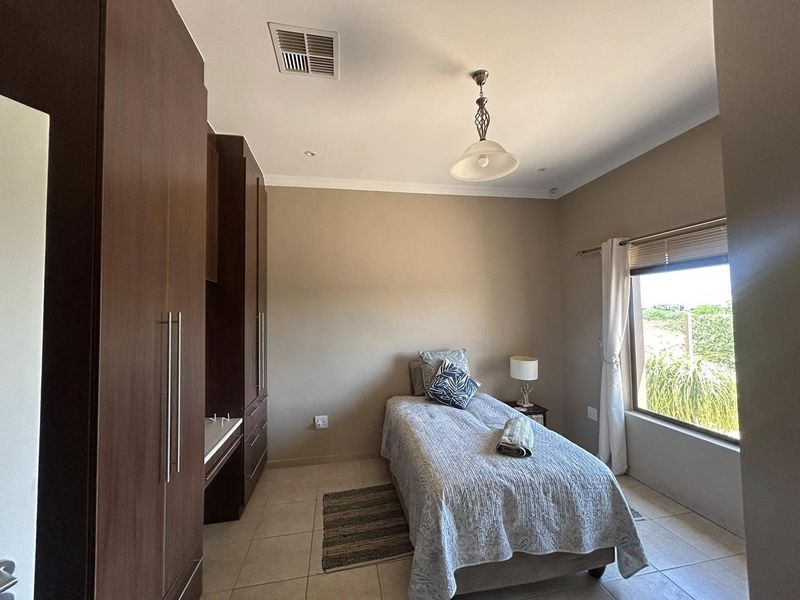 A well-maintained 4-bedroom home, surrounded by nature, offering comfortable estate living just outside the city. - Photo 10