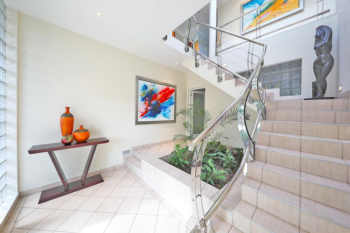 5 BEDROOM ARCHITECTURAL DREAM HOME IN PLATTEKLOOF - Photo 2