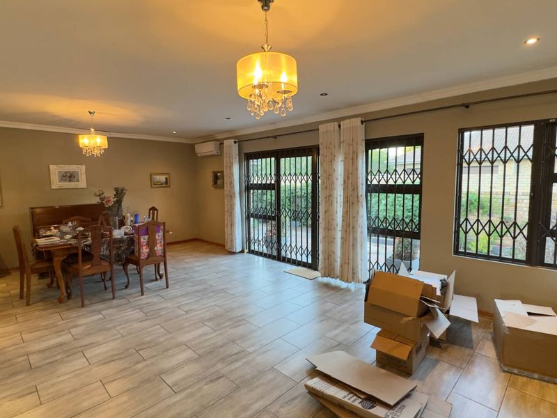 Ultra‐Modern, Upmarket Free‐Standing Town-House - Photo 4