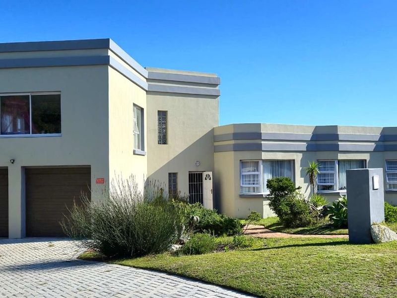 Spacious Coastal Retreat with Sea Views, Enclosed Garden, Pool &amp; Ideal Family - Friendly Living Spaces - Photo 3