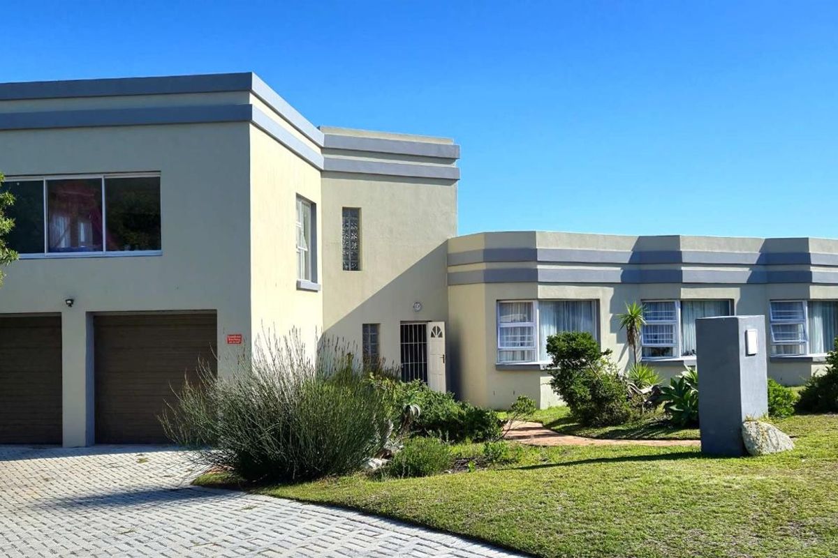 Spacious Coastal Retreat with Sea Views, Enclosed Garden, Pool &amp; Ideal Family - Friendly Living Spaces - Photo 3