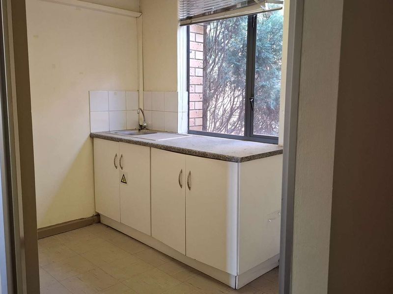 Prime Office Space Available: Ideal for Your Business Needs - Photo 6