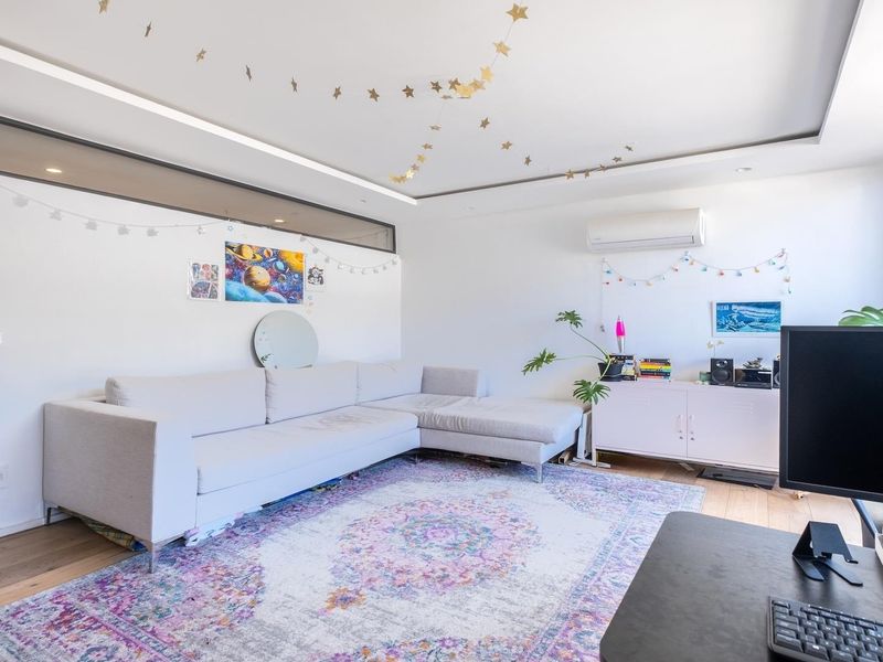 Top-Floor Spectacular Unit With Table Mountain View - Photo 4