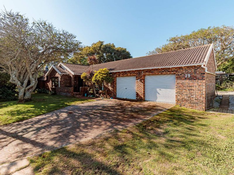 4 Bedroom, Family Living with Indoor Braai, Solar Backup & Water Tanks in Prime Mount Pleasant - Photo 5
