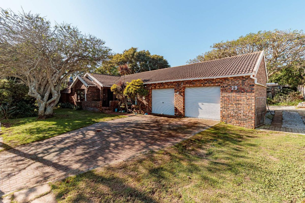 4 Bedroom, Family Living with Indoor Braai, Solar Backup & Water Tanks in Prime Mount Pleasant - Photo 5