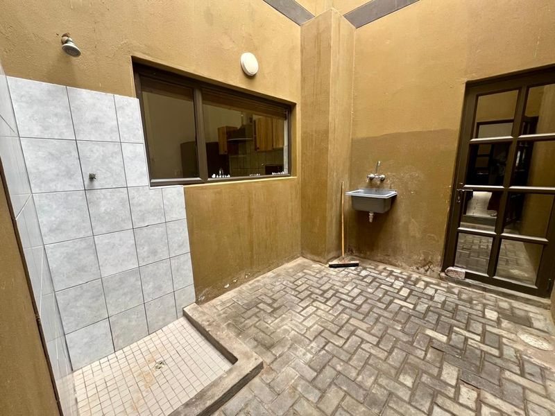 FOR SALE- 4-BEDROOM EN-SUITE HOME WITH ROOFTOP VIEWS IN LONG BEACH, WALVISBAY, NAMIBIA - Photo 7