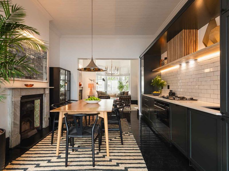 Exquisite Newly Renovated Victorian Residence in Prestigious Oranjezicht - Photo 9