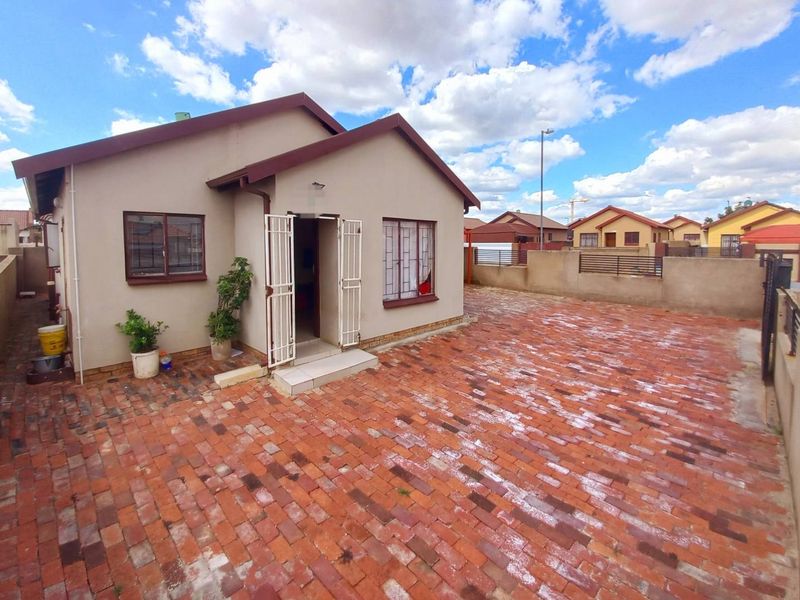 Three bedrooms house for sale in Soshanguve Block YY - Photo 3