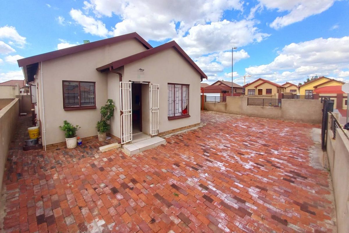 Three bedrooms house for sale in Soshanguve Block YY - Photo 3