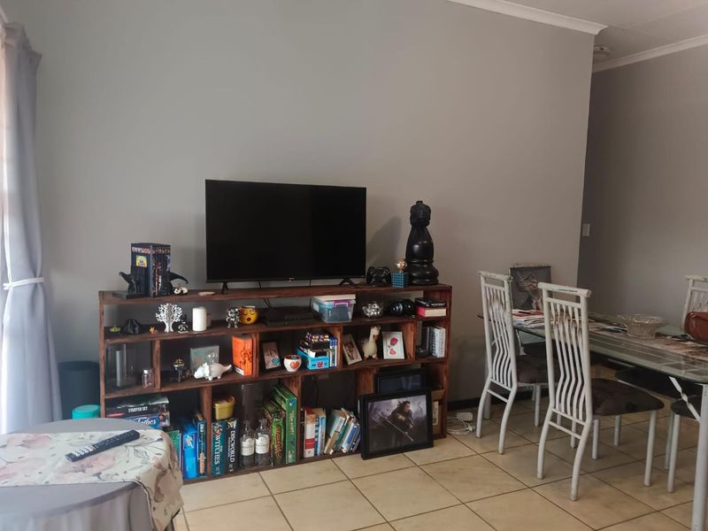 Three bedroom upstairs unit - Photo 8