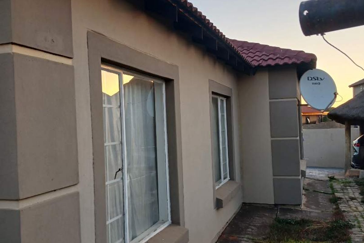 Move- in ready - Photo 3