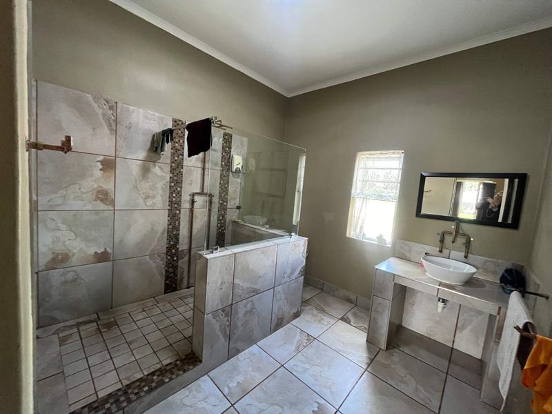 Stunning Guesthouse in a Prime Location – A Rare Investment Opportunity! - Photo 9