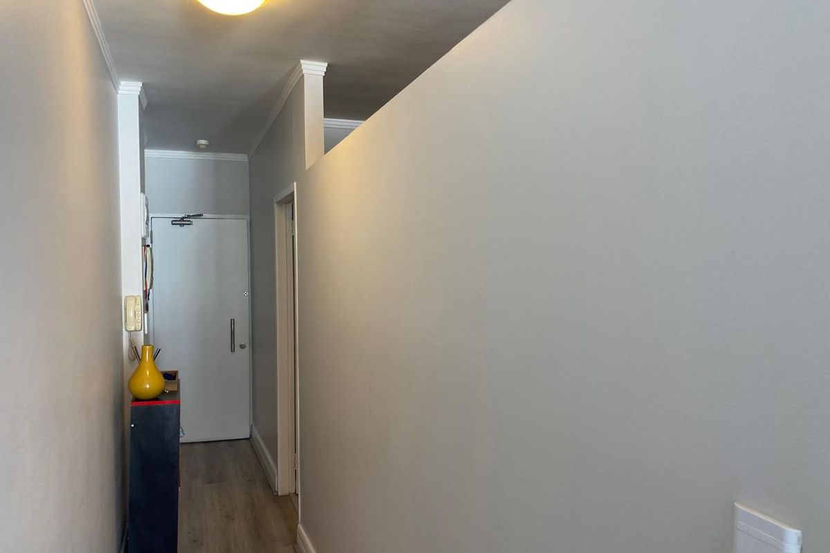 Executive Large One Bedroom Apartment - Furnished - Photo 4