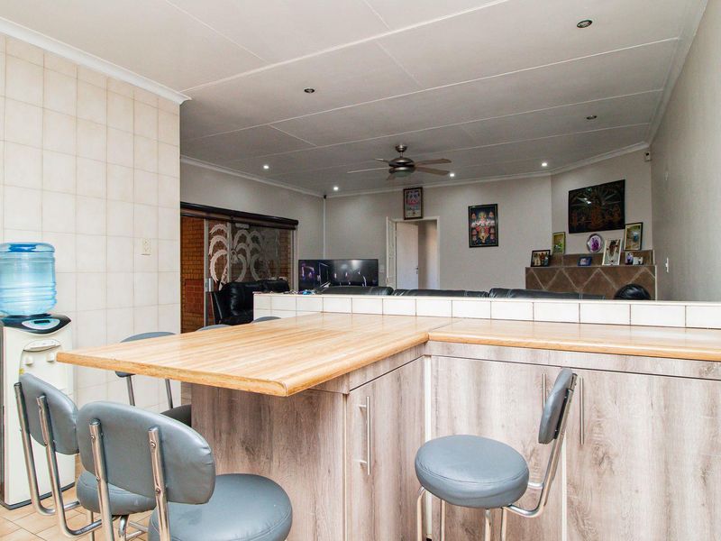 Beautiful Secured Home with Newly Renovated Kitchen - Photo 10