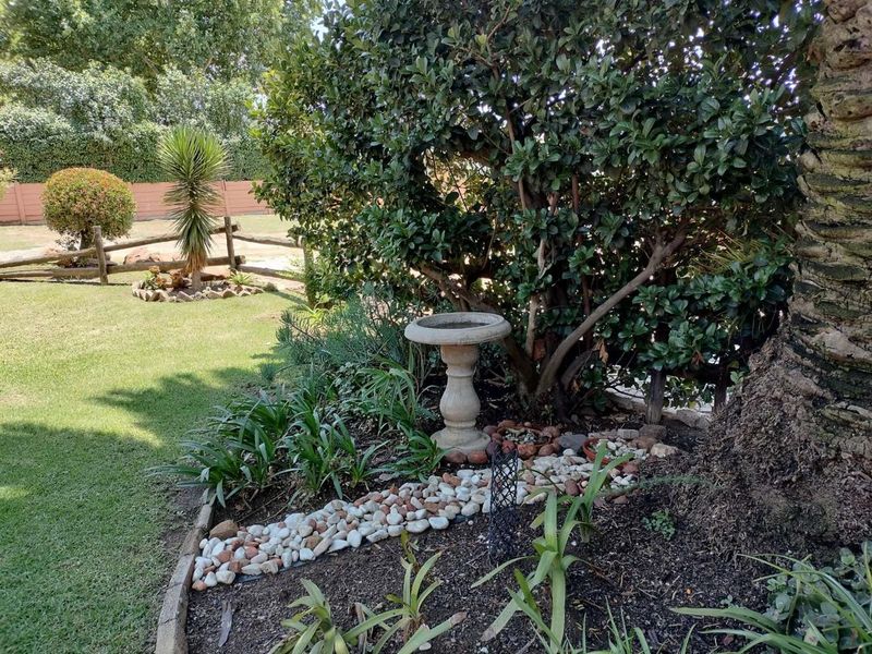 Discover Tranquil Living in Alan Manor's Renovated Gem!" - Photo 5