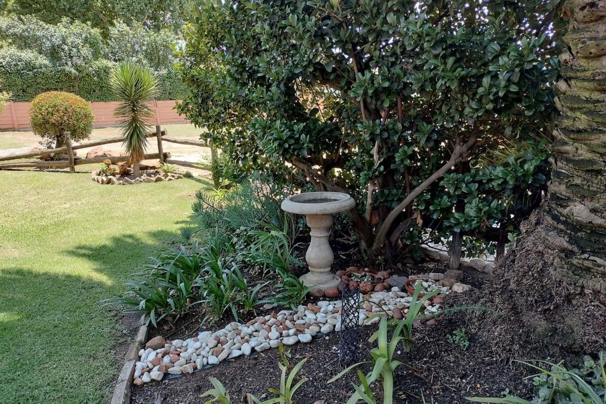 Discover Tranquil Living in Alan Manor's Renovated Gem!" - Photo 5