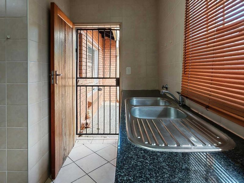 3Bedroom / 2Bathroom / 2Garage Simplex! - Photo 3