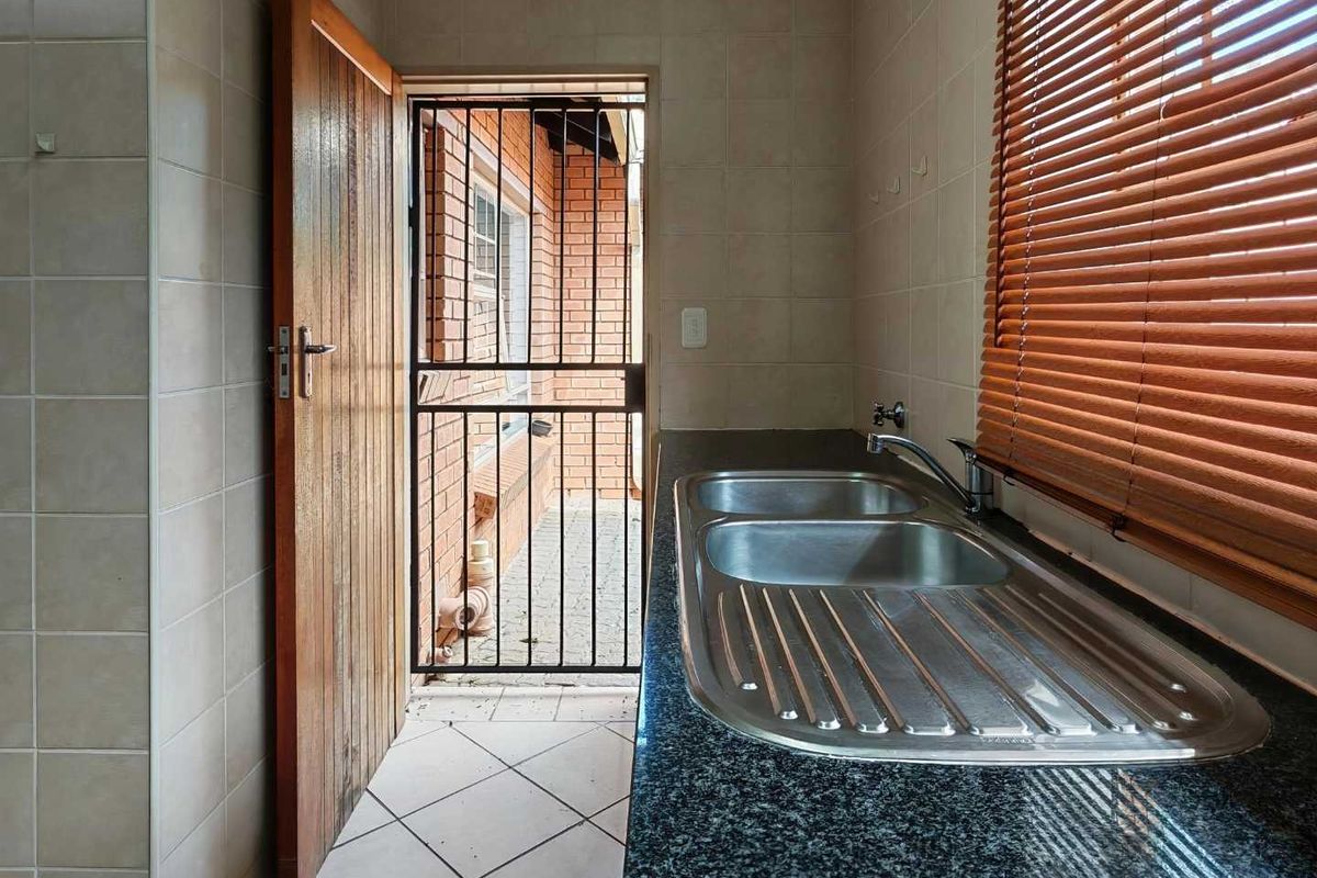 3Bedroom / 2Bathroom / 2Garage Simplex! - Photo 3