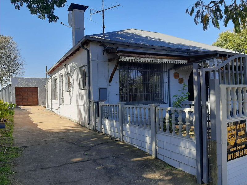 Charming and Spacious Old-Style Home with Income-Generating Flatlet - Photo 2