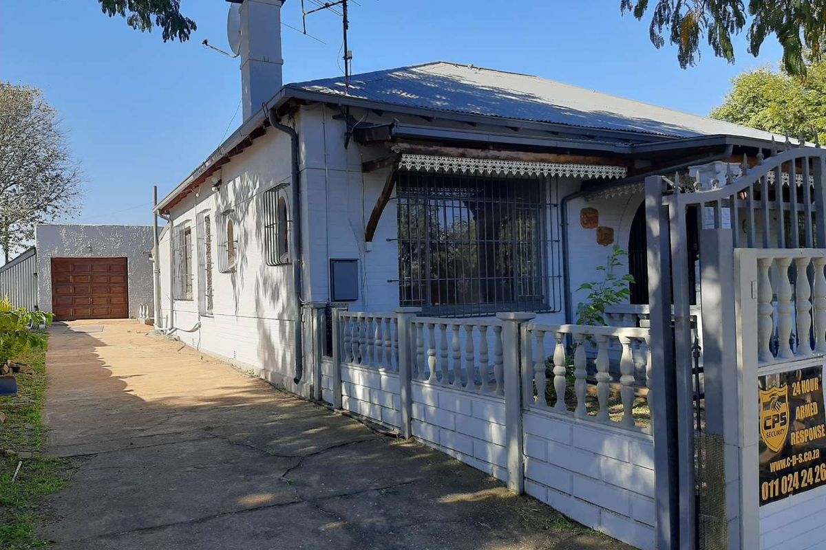 Charming and Spacious Old-Style Home with Income-Generating Flatlet - Photo 2