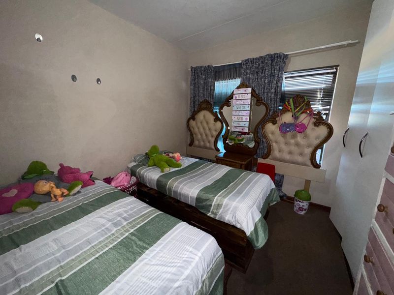 Contemporary Two-Bedroom Apartment in Prime Location - Photo 10